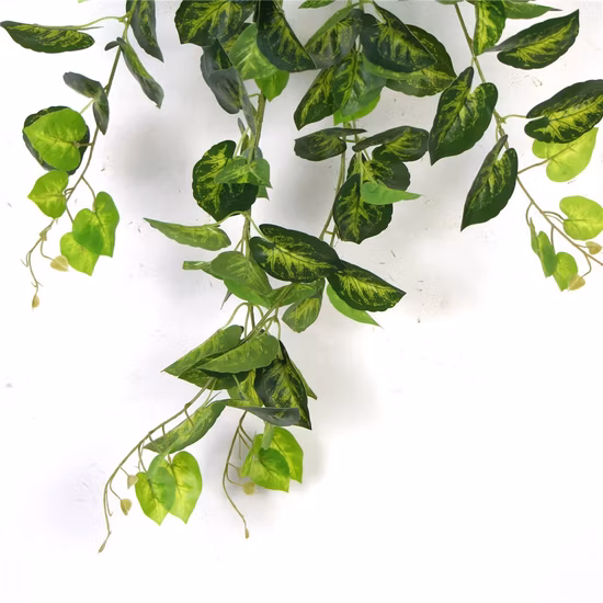 人工植物の緑の葉をぶら下げた長い人工籐