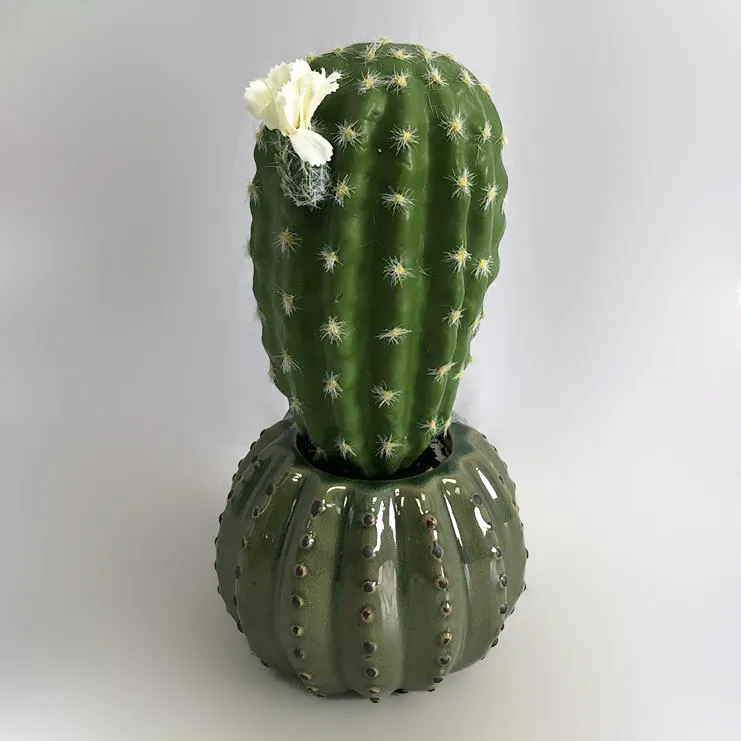 陶器鉢に入った中国風の人工盆栽