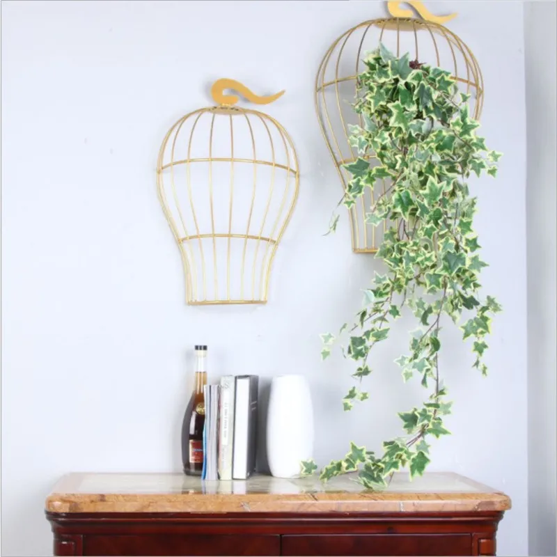 まるで本物のようにぶら下がっている人工のブドウの葉のガーランド